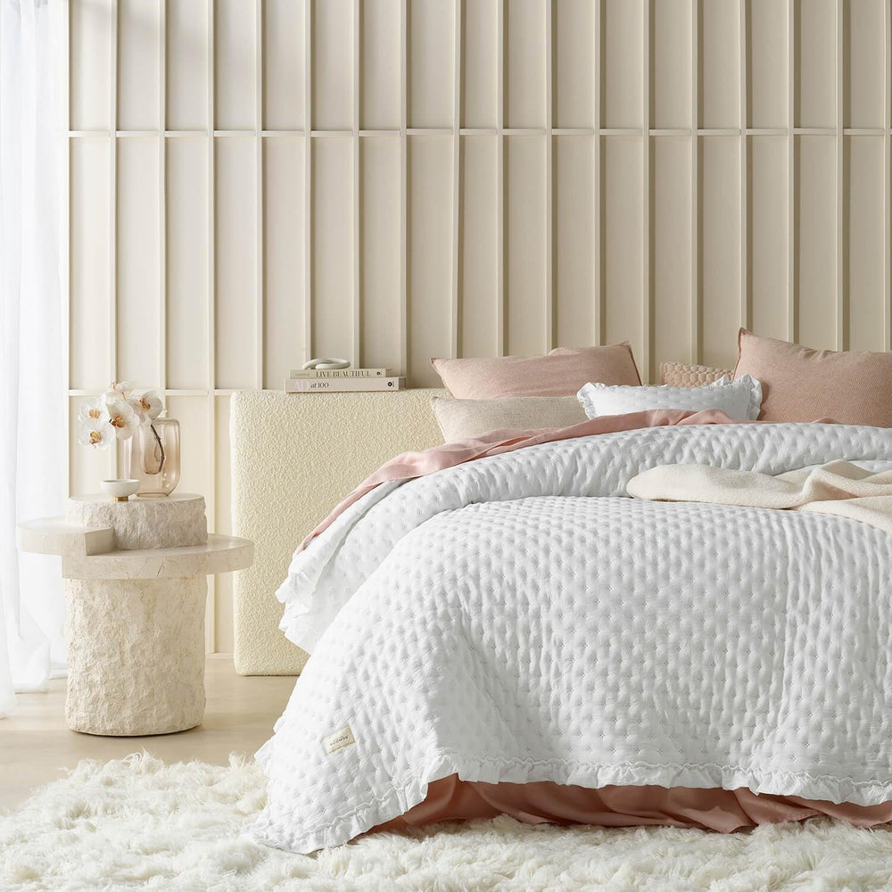 ROOM99 Molly Couvre-lit élégant en blanc 240 x 260 cm Couvre-lit polyvalent comme couvre-lit ou jeté de canapé pour lit et canapé Style couverture idéal comme couvre-lit et couvertures Beuche den ROOM99-Store