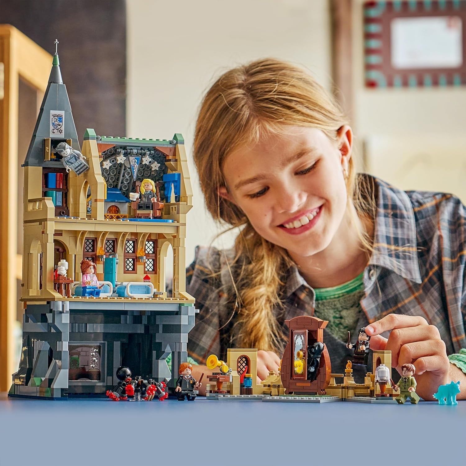 LEGO Harry Potter Schloss Hogwarts: Krankenflügel - DIY Set mit 7 Minifiguren - Modellbau mit Hermine und Ron Figuren - Kreatives Geschenk für Mädchen, Jungen und Fans ab 9 Jahren - 76463