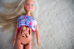 Simba 105733333 - Steffi Love Welcome Twins, poupée enceinte avec jumeaux, table à langer et baignoire, accessoires, poupée mannequin, 29 cm, pour enfants de 3 ans et plus