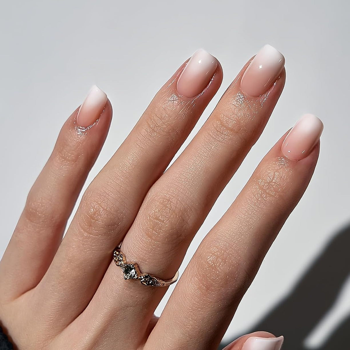 Ensemble de faux ongles adhésifs – Faux ongles français – 24 pièces, design carré court, ongles artificiels dégradés blanc et rose, manucure ballerine (dégradé rose court)