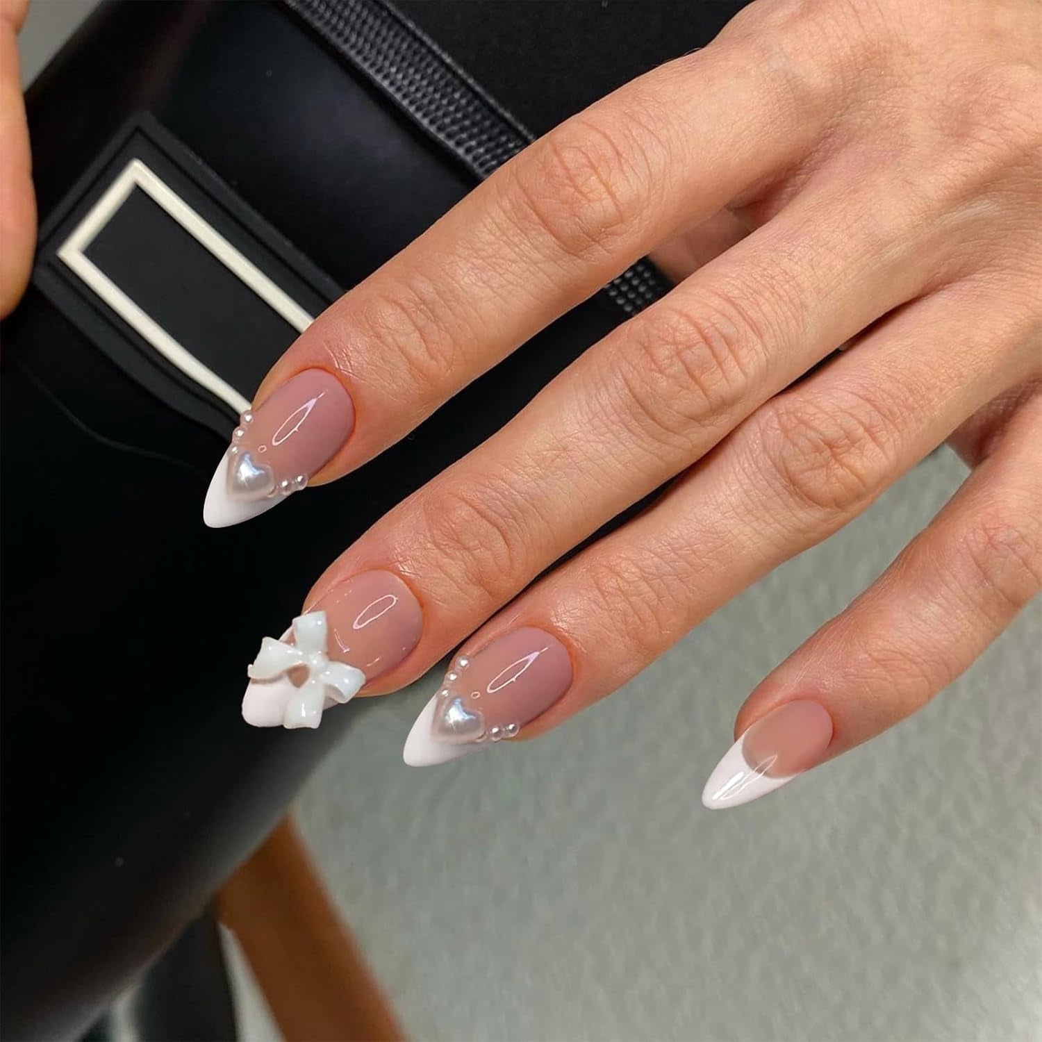 Faux ongles français à pression en amande blanche, 24 pièces, avec nœuds, perles, colle sur faux ongles, paillettes