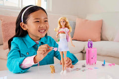 Barbie-Puppe, Reise-Barbie mit blonden Haaren, 10+ Reisezubehör, Aufkleber, Koffer, Welpe, inkl. 1 Puppe, Geschenk für Kinder, Spielzeug ab 3 Jahre,HJY18