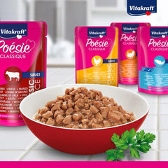 Vitakraft Poésie Classique, nourriture humide pour chat, nourriture pour chat en sauce, au poulet, à la dinde, au bœuf, au saumon, sans sucre ajouté et céréales (1 paquet de 12 x 85g)