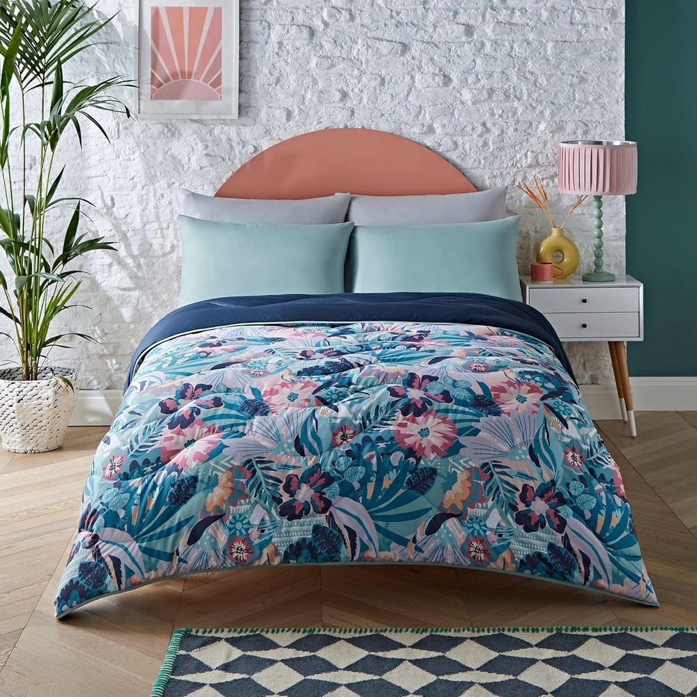 Couette sans housse Night Lark Super King 6 Tog printemps été - Vagues abstraites. Couverture super douce, confortable et légère. Ensemble tout-en-un lavable en machine et séchage rapide Taies d'oreiller réversibles Naty Shop Couettes et couettes Palmiers aux couleurs pastel Lit simple