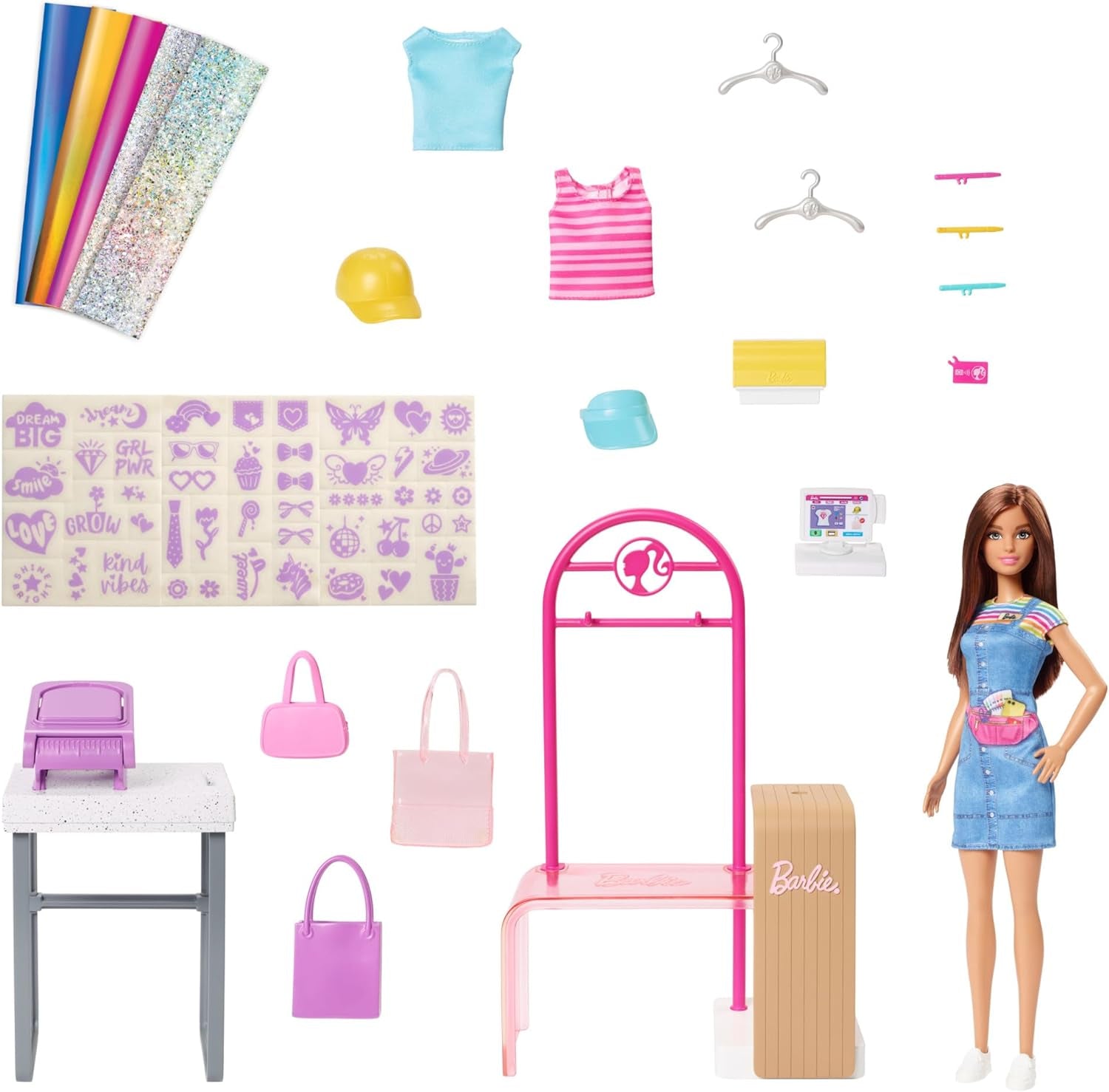 Barbie Fashion Boutique Playset – Poupée à motif aluminium, plus de 150 looks originaux, comprend 2 chemisiers et 5 feuilles aluminium, un portant et un lecteur de cartes de crédit, à partir de 3 ans, HKT78