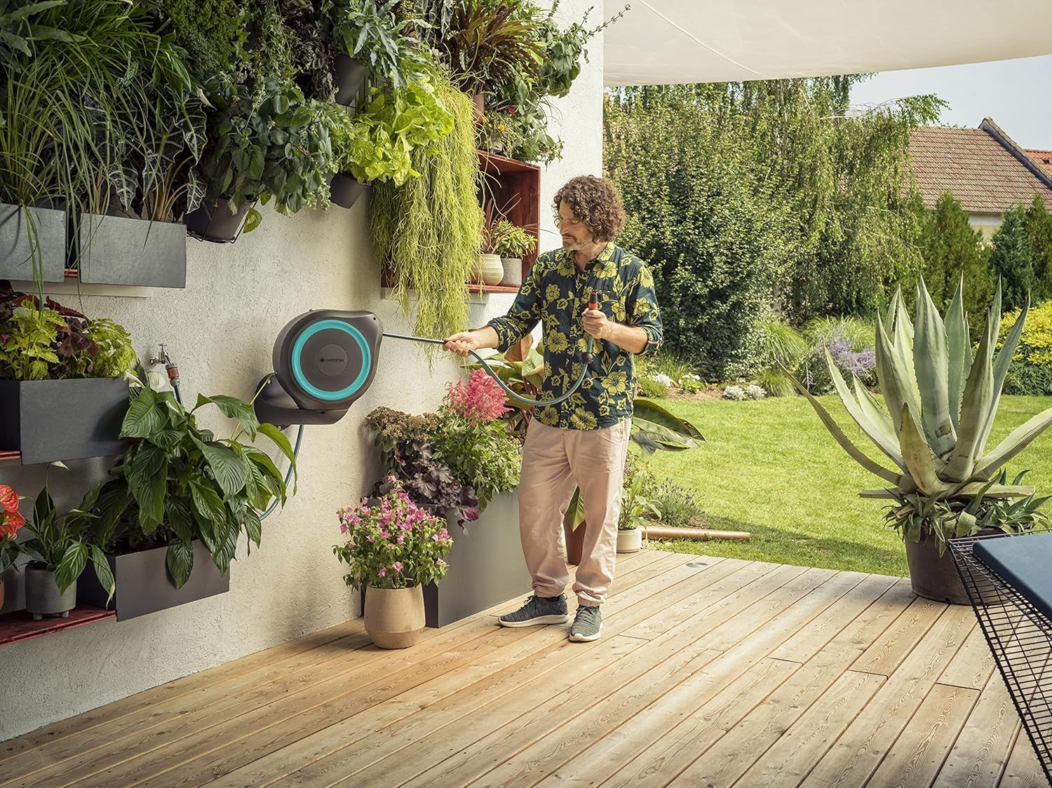 Boîte de tuyau murale Gardena RollUp M (Turquoise) 20 m : arrosage flexible pour jardins de taille moyenne, enrouleur de tuyau rotatif, avec support mural, composants du système et buse de pulvérisation, avec tuyau de 20 m (18610-20)