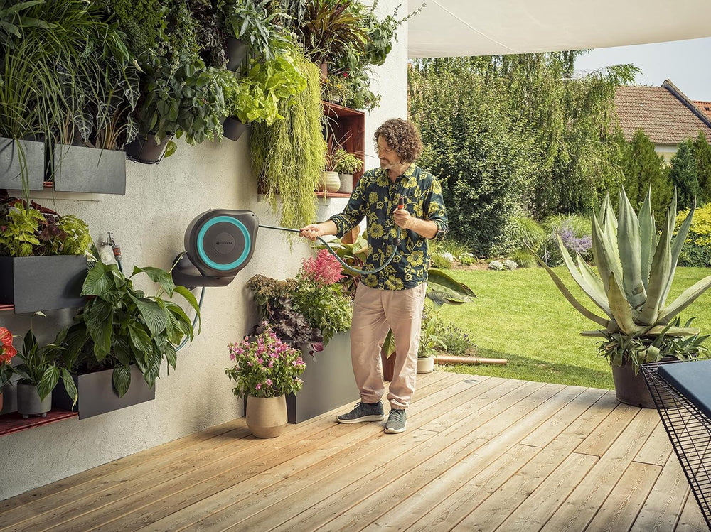 Boîte de tuyau murale Gardena RollUp M (Turquoise) 20 m : arrosage flexible pour jardins de taille moyenne, enrouleur de tuyau rotatif, avec support mural, composants du système et buse de pulvérisation, avec tuyau de 20 m (18610-20)