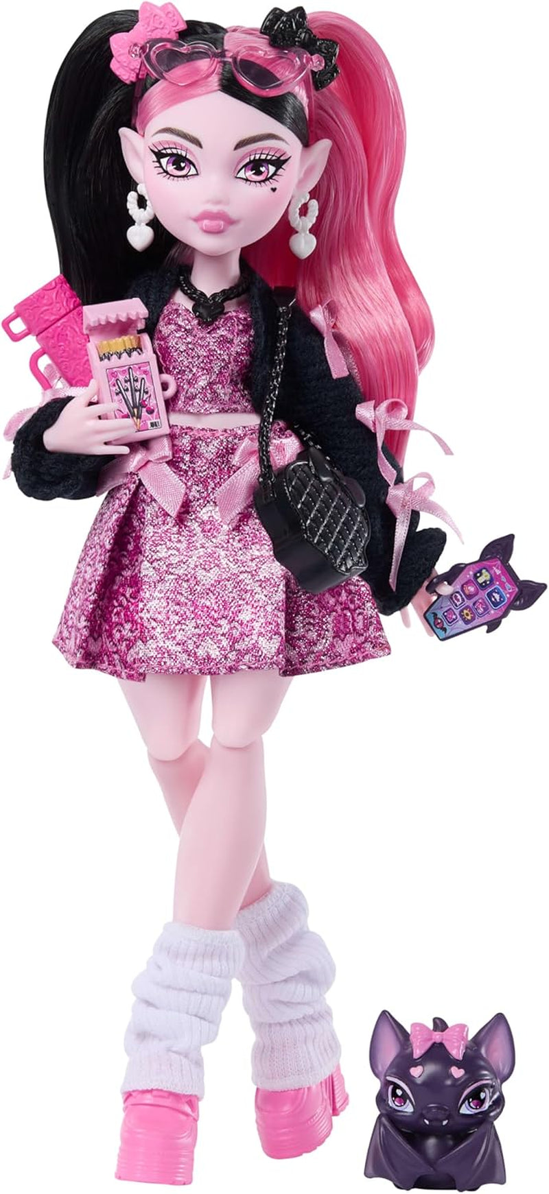 Poupée Monster High Draculaura en robe rose avec nœuds et cardigan noir avec chauve-souris Count Fabulous et 7 accessoires dont Ramen, rouge à lèvres et sac, JHK29
