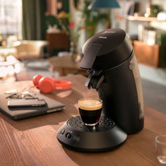 Machine à expresso à capsules PHILIPS Original Plus Eco, sélection de l'intensité du café, technologie Coffee Boost, 80 % de plastique recyclé*, 45 % de consommation d'énergie réduite**, 2 tasses simultanément, noir piano (CSA210/22)