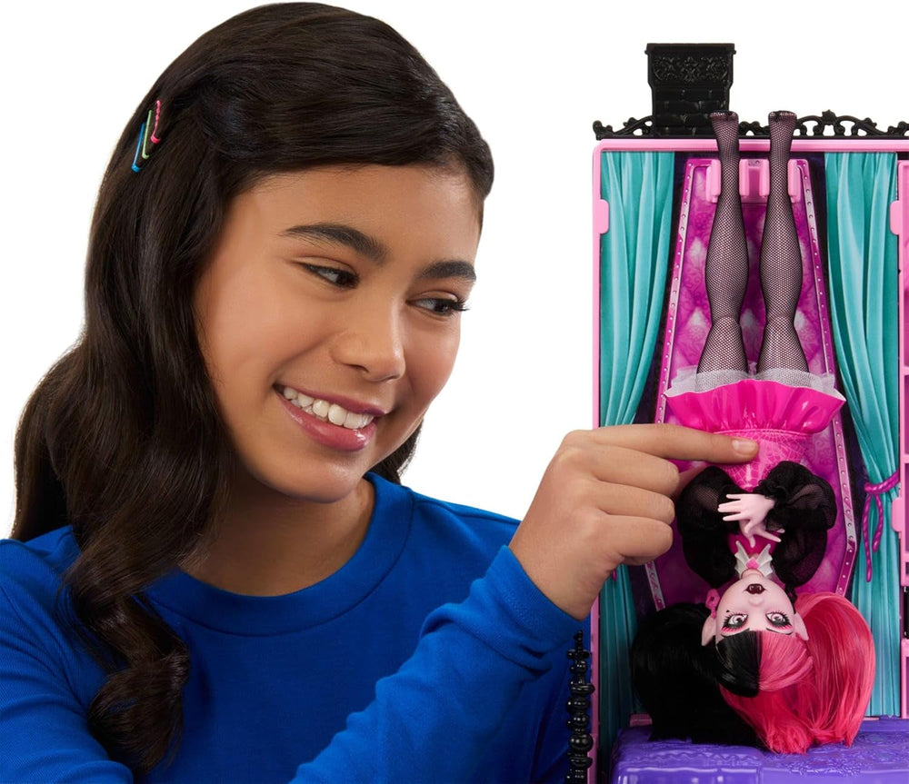 Casă de păpuși Monster High Buh-tique Hotel, set de joacă pliabil cu surprize înfricoșătoare în fiecare cameră și peste 13 piese de joacă, inclusiv mobilier și accesorii, JBF16