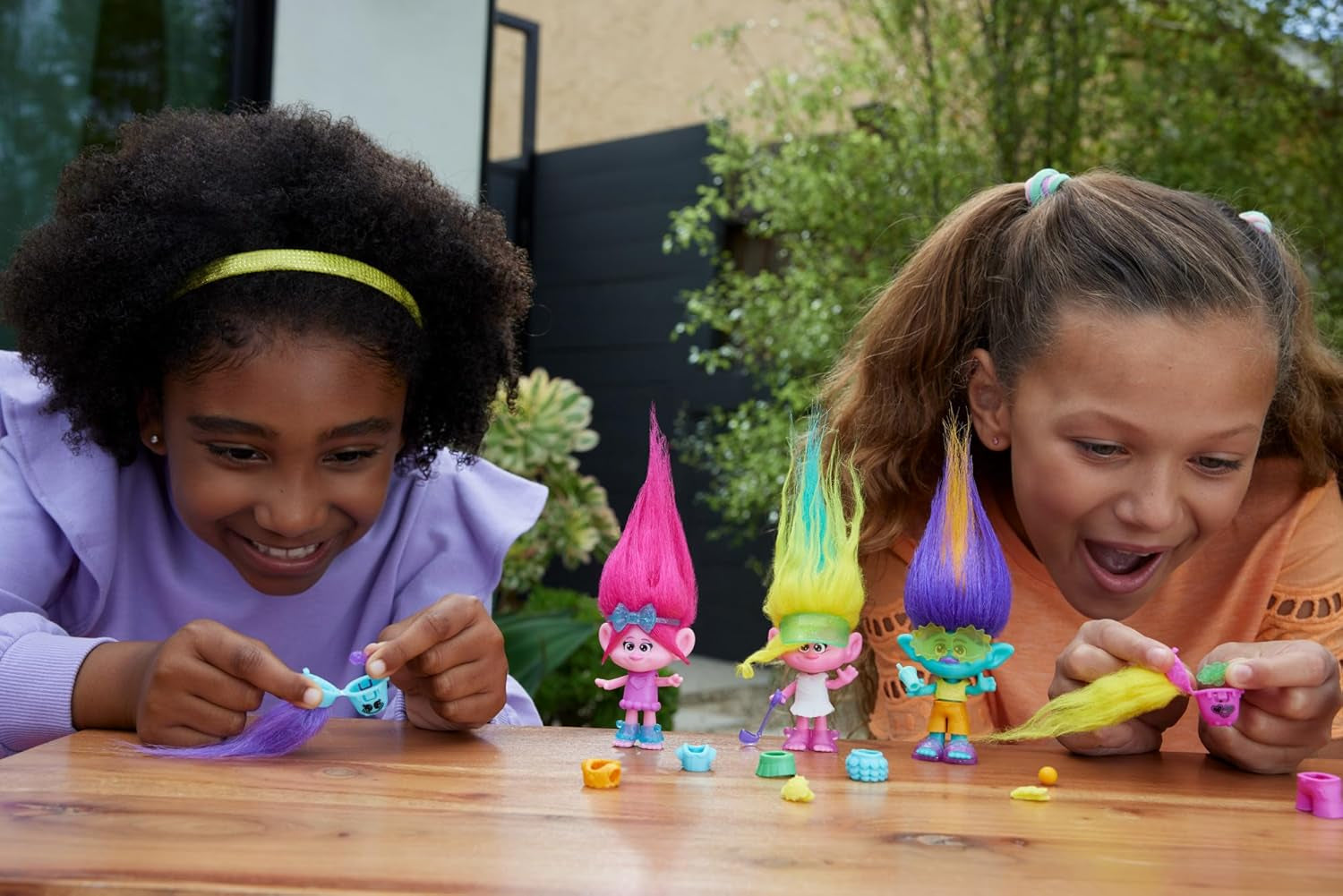 Mattel DREAMWORKS TROLLS Together Strong - Hairy Surprises Poppy Queen Poppy, Viva, Branch et Guy Diamond Peluche Cheveux, 2 Hairy Surprises, Accessoire, À partir de 3 ans, HNF10 Naty Shop Dolls