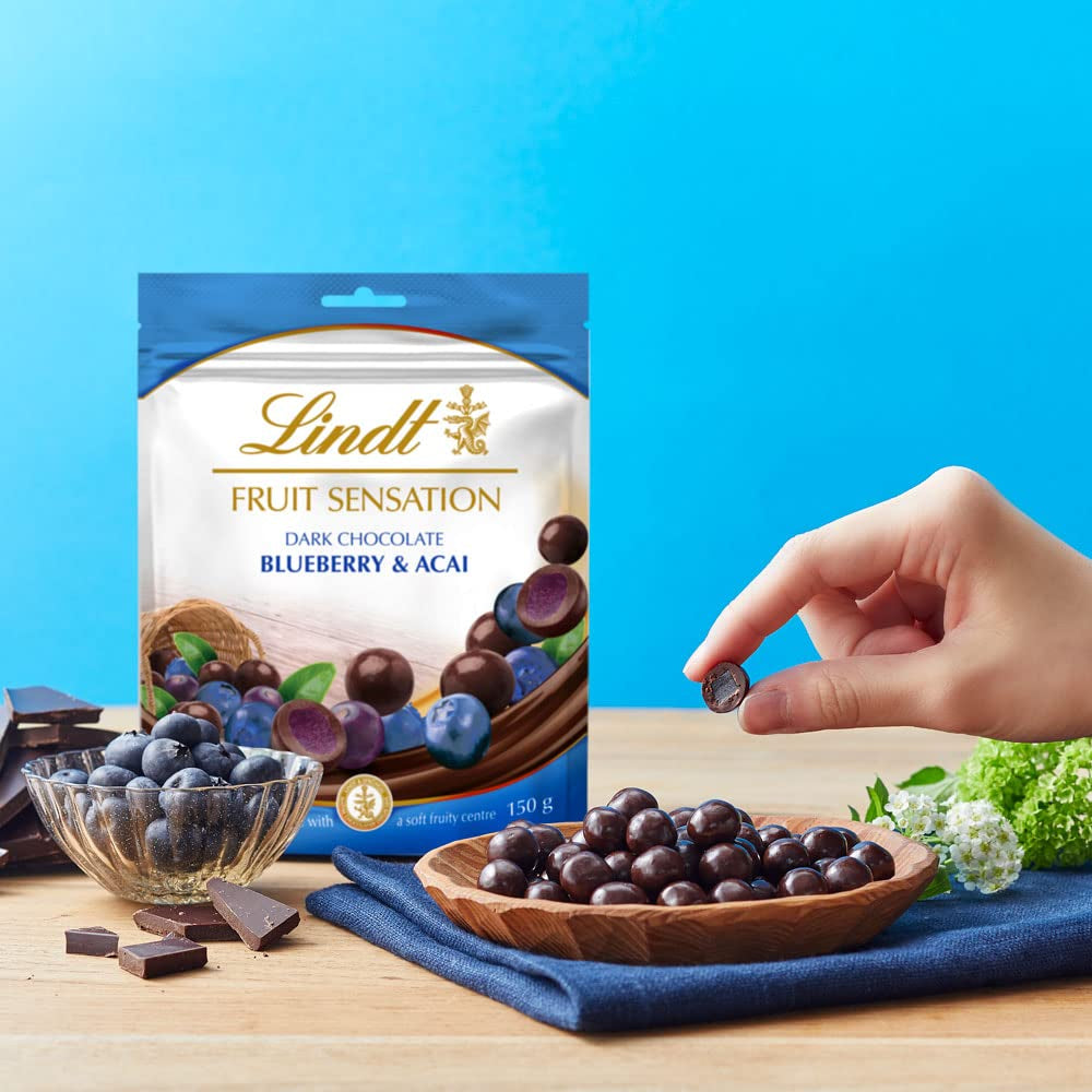 Lindt Chocolate Sensation Fruits Myrtille et Açaï | 150g | Sphère de chocolat noir fourrée aux fruits raffinés à base de pomme | Cadeau de chocolat | Cadeau chocolat