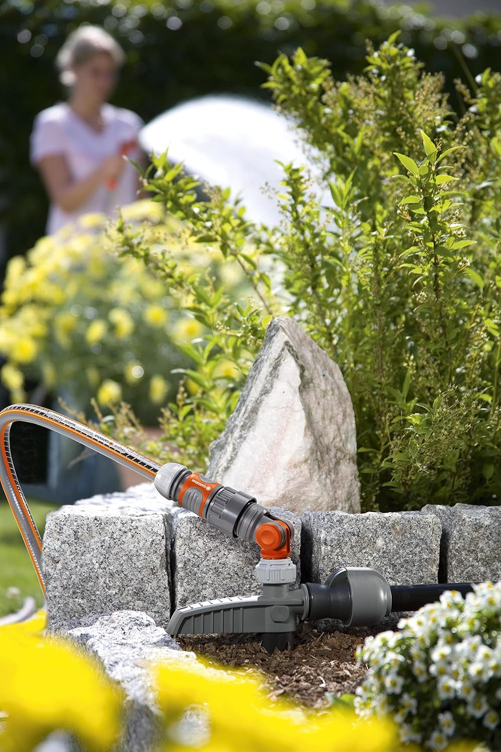 Raccord de robinet Gardena avec arrêt d'eau, sortie d'eau : raccord pour bouchon d'eau (code article 8254), sortie d'eau (code article 8250, 8266), partie du système de tuyauterie (05327-20), gris