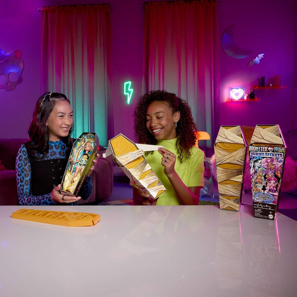 Poupées et accessoires Monster High Buried Secrets Thème Creepover confortable avec poupée mystère et 5 surprises ineffaçables (les chiffres peuvent varier), HYV64 Naty Shop Dolls