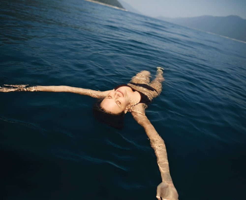 Kneipp Aroma, additif de bain aux huiles naturelles de coquelicot rouge et de chanvre, pour une sensation de peau douce et lisse, 100 ml Douche et bain Naty Shop