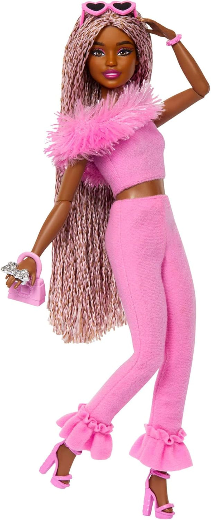 Poupée Barbie Deluxe Style no. 3 avec tenue Barbiecore, cheveux blonds en chignon haut, robe rose pastel avec nœud surdimensionné et accessoires comme des collants résille, HYV27 Naty Shop Brown Dolls