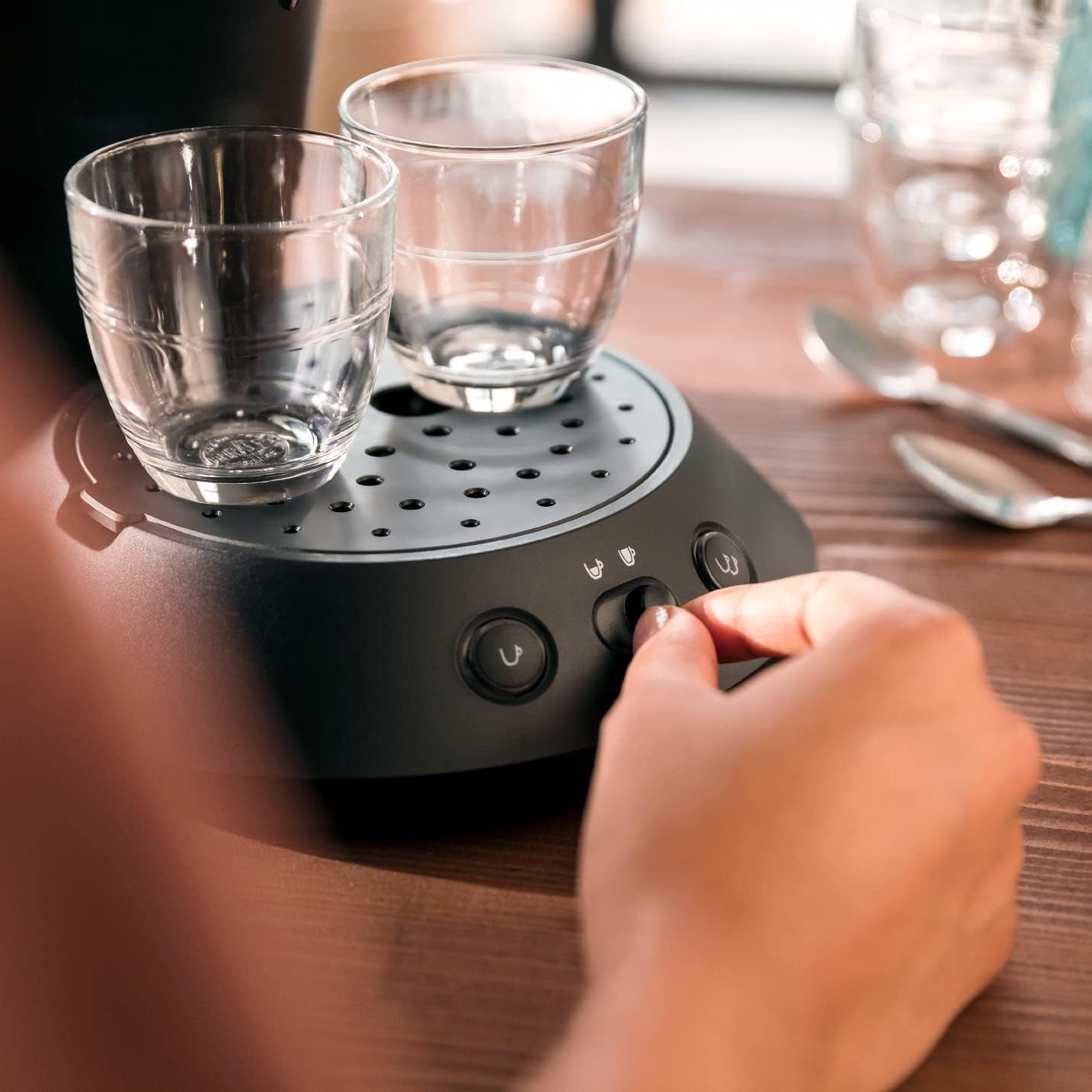 Machine à expresso à capsules PHILIPS Original Plus Eco, sélection de l'intensité du café, technologie Coffee Boost, 80 % de plastique recyclé*, 45 % de consommation d'énergie réduite**, 2 tasses simultanément, noir piano (CSA210/22)
