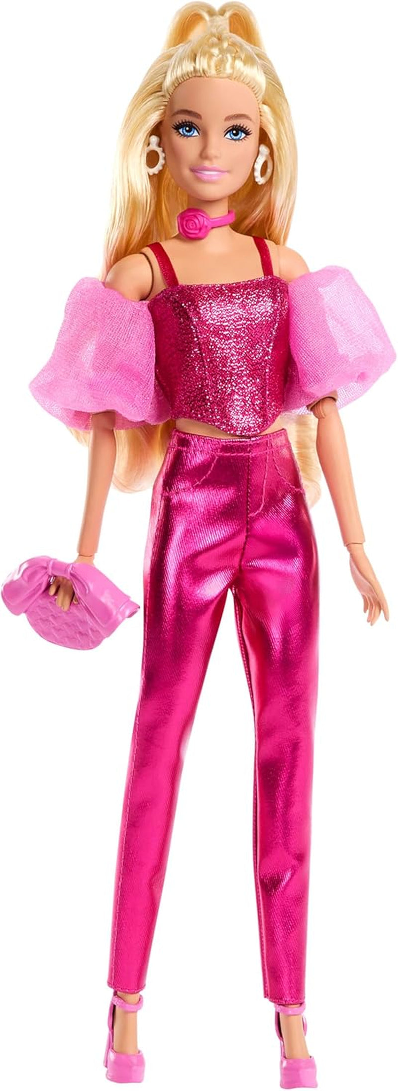 Păpușa Barbie Deluxe Style #5 într-o ținută roz metalizată, blondă, cu un top cu corset strălucitor și pantaloni strălucitori, cu accesorii precum un colier roz și o geantă de mână, JFP40