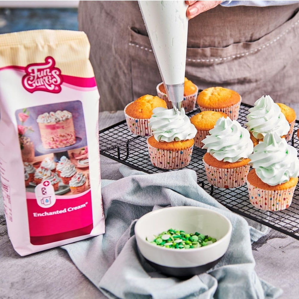 Funcakes Mix Für Enchanted Cream® : Einfach Zu Berübenende, Sehr Leichte Und Flauschige Schneeweiße Creme, Perfekt Zum Füllen Und Abdecken Von Kuchen Ouer Als Belag Für Cupcakes, Halal., 900 G Mélange pour la pâtisserie et la cuisine Naty Shop