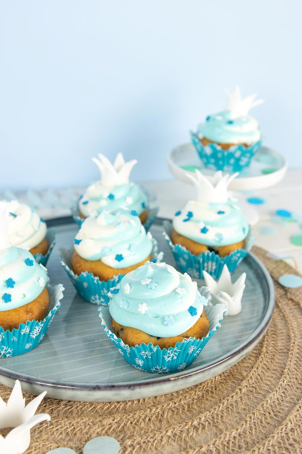 RUF Cupcakes Für Eis-Princessinen Und Prinzen, Mit Torten-Creme in Eisblau, Zucker-Eiskristallen Und Fondant Für Zuckerkronen, Inkl. 12 Backförmchen, 1 X 391G Glaçages et Décor Naty Shop