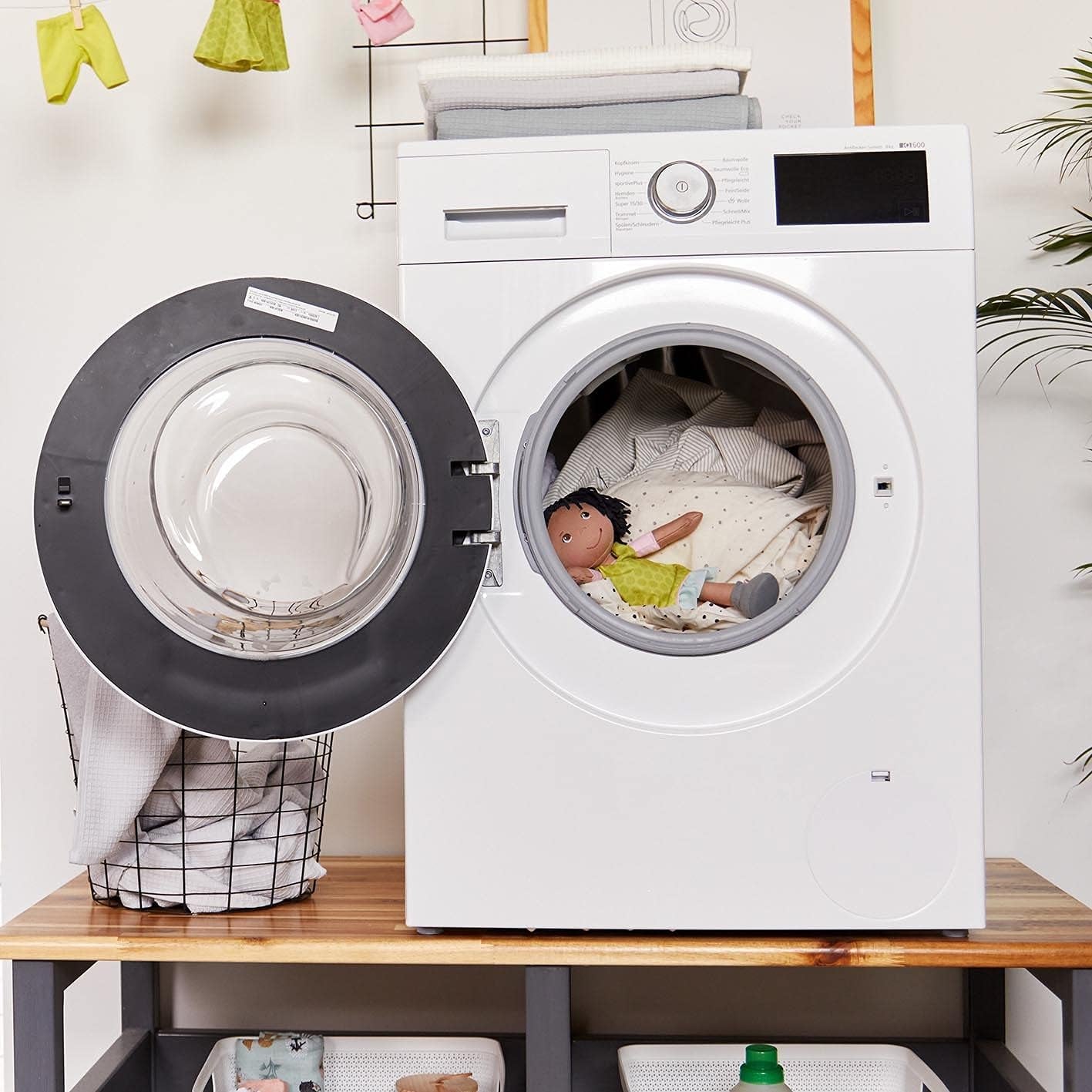 HABA 304576 - Poupée Cari, 30 cm, Poupée douce et en tissu pour enfants à partir de 18 mois, avec vêtements amovibles et cheveux longs