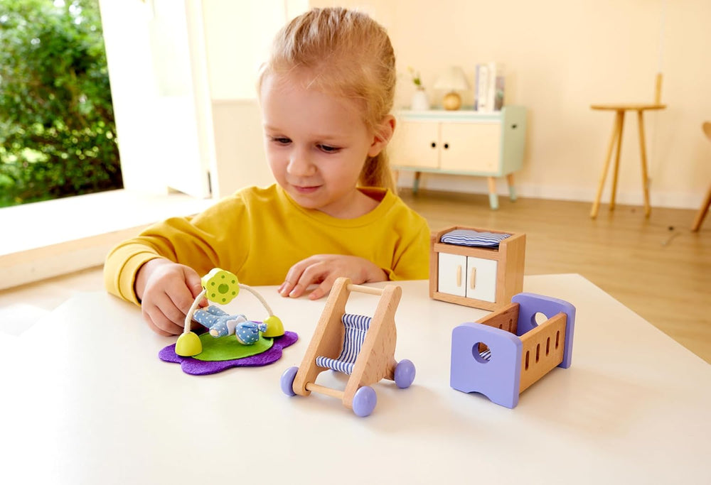 Hape Baby Room – Ensemble de chambre de poupée en bois, meubles de poupée, accessoires de maison de poupée pour tout-petits, chambre de bébé miniature avec balançoire et accessoires, jeu de rôle pour 3 ans