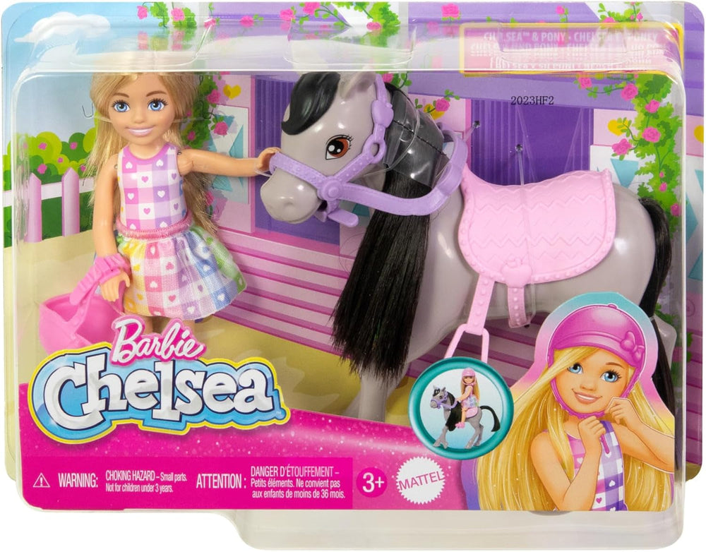 Poupée Barbie Chelsea et Poney et poneys - Montez pendant le jeu pour vous asseoir en toute sécurité sur un cheval, une selle et des bâtons roses, comprend un casque et une jolie robe à carreaux, 3 ans et plus, HTK29 Naty Shop Dolls