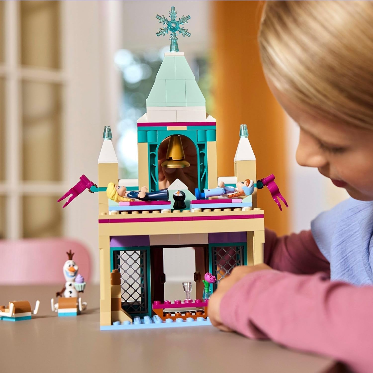 LEGO ǀ Disney Frozen Das Arendelle Schloss - Spielzeug mit Anna & ELSA Minifiguren sowie Olaf & Pinguin Figuren – Prinzessinnen Schloss Spielzeug - Kreatives Geschenk für Mädchen ab 5 Jahren – 43265