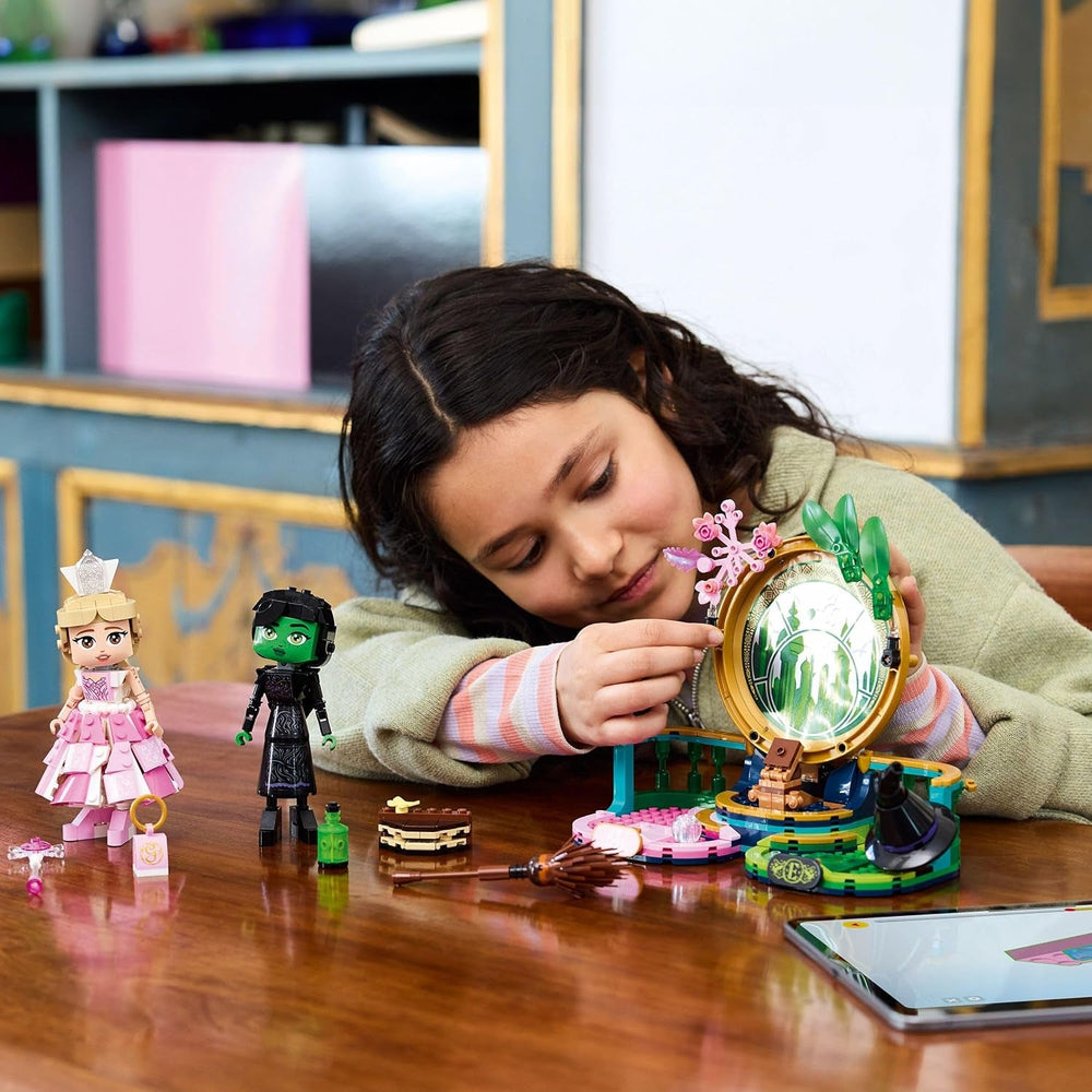 LEGO Wicked - Elphaba & Glinda Figuren - Spielzeug mit viel Zubehör, darunter EIN Besen, eine Krone, eine Handtasche und eine Fensterszene - Geschenk für Mädchen und Jungen ab 10 Jahren - 75682