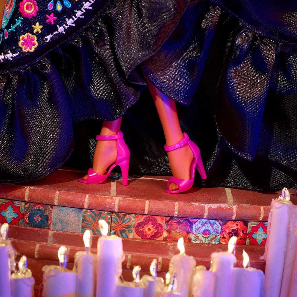 Poupée Barbie Signature, Figurine de collection Día De Muertos 2024 en robe noire et haut bleu à volants, imprimé brodé et accessoires colorés, HRM72