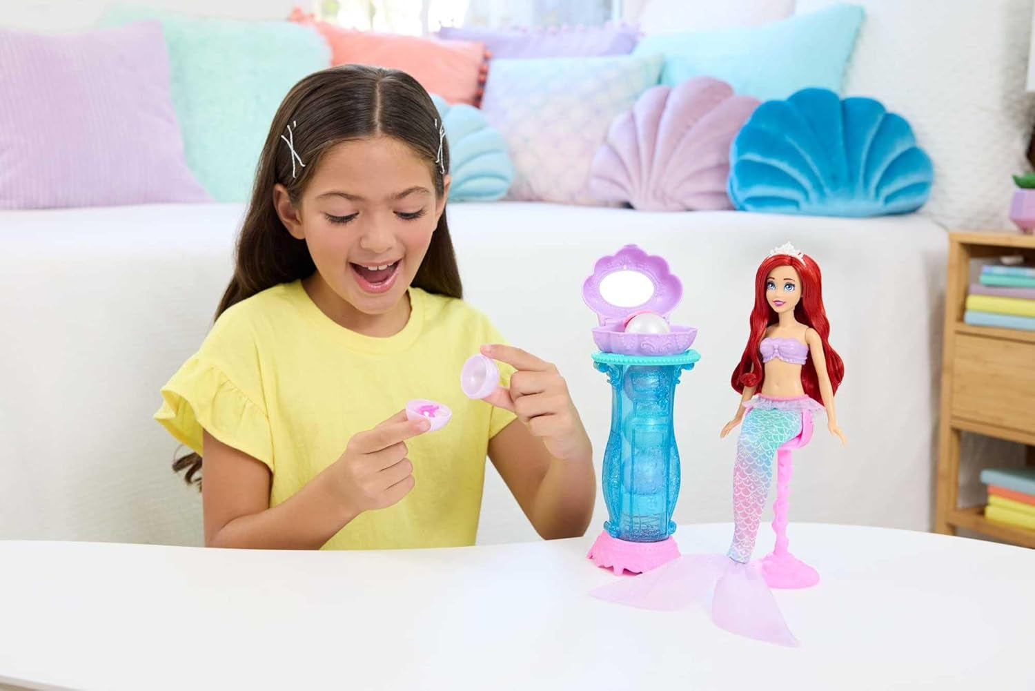 Mattel Disney Princess Toys, poupée mannequin sirène Ariel avec nageoire arrière amovible, coiffeuse avec 5 surprises pop-up répétables et 5 accessoires, JBF86