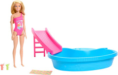 Poupée Barbie et accessoires - piscine avec toboggan et accessoires pour des heures de plaisir au soleil, maillot de bain rose au design tropical, pour les enfants à partir de 3 ans, HRJ74