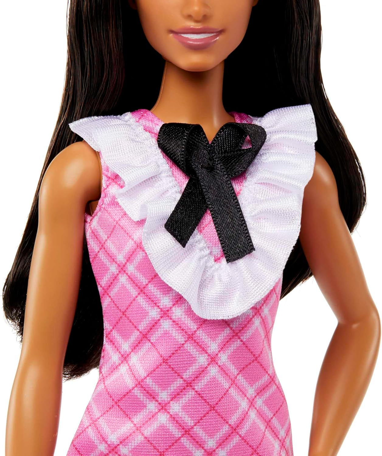 Poupée Barbie Fashionistas avec cheveux noirs et bandeau de perles portant une robe à carreaux rose avec nœud noir et col à volants pour 3 ans et plus HJT06