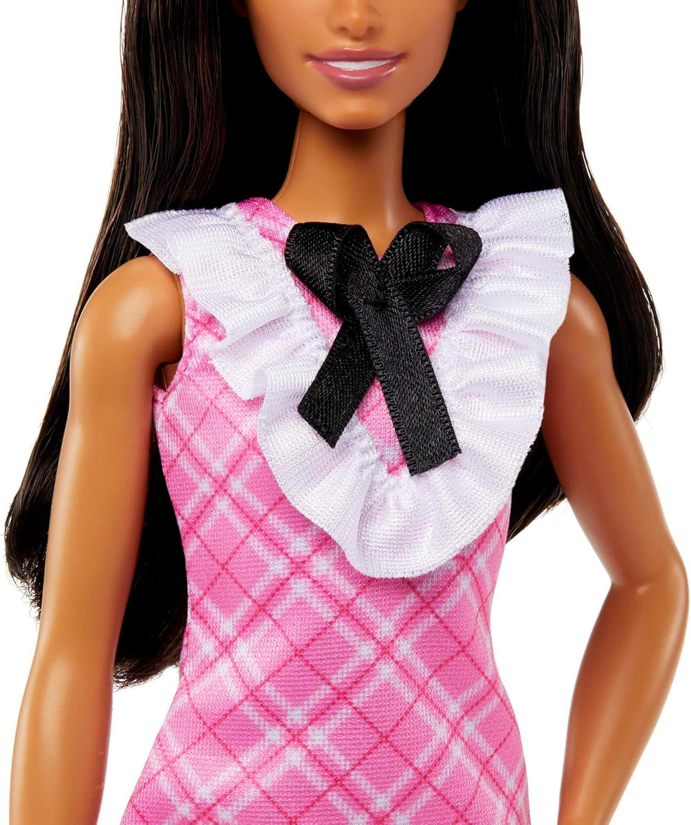 Barbie Fashionistas - Sportliche Puppe mit schwarzem Haar und perlenähnlichem Haarreifen, trägt rosafarbenes Karokleid mit schwarzer Schleife und gerüschtem Kragen, für Kinder ab 3 Jahren, HJT06