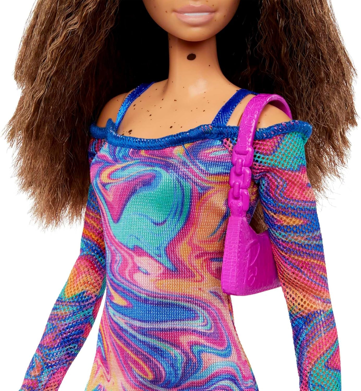 Poupée Barbie Fashionistas no. 206 - Cheveux ondulés et taches de rousseur - Robe moderne en marbre arc-en-ciel, sac à bandoulière et chaussures vertes - À partir de 3 ans, HJT03