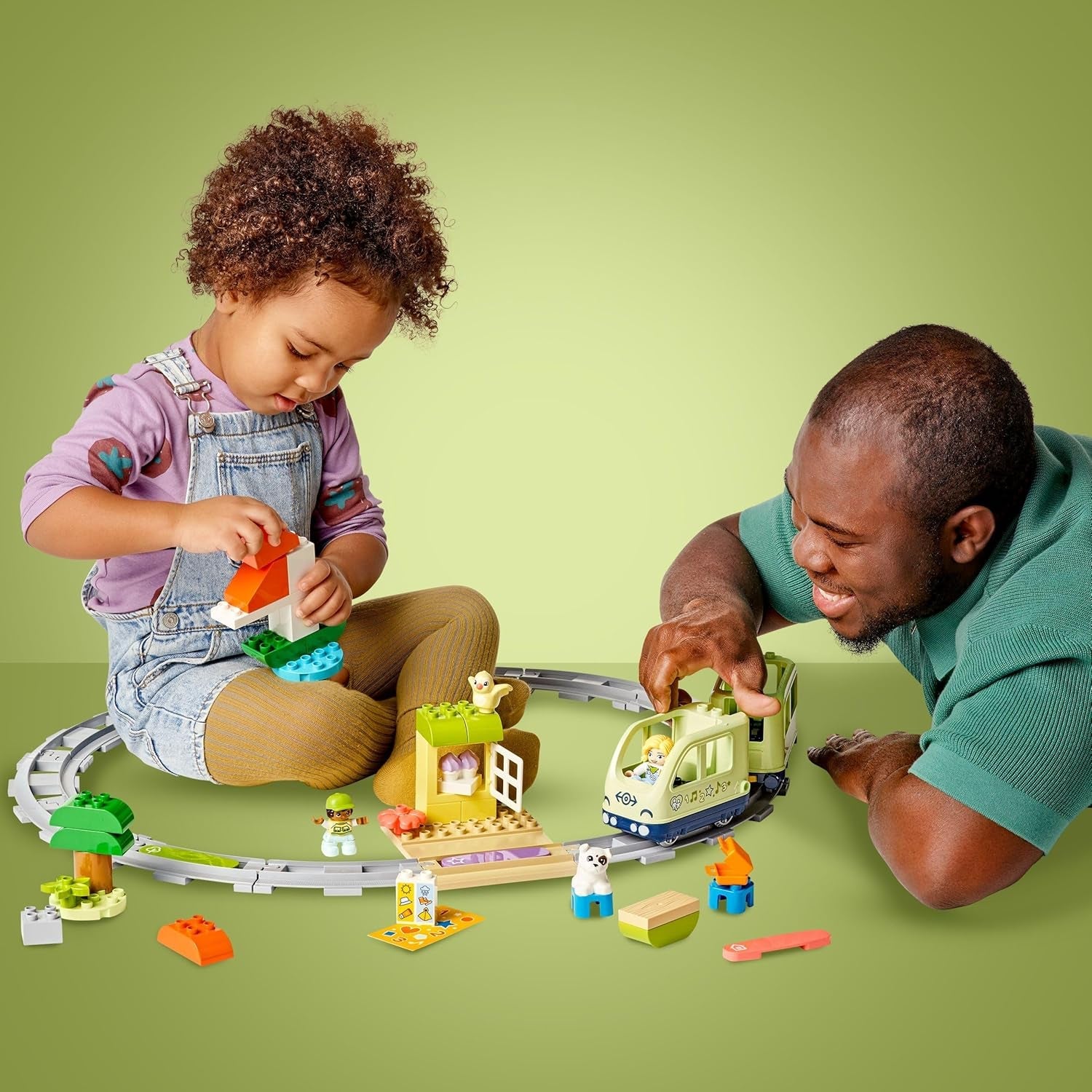 LEGO DUPLO Interaktive Abenteuer-Eisenbahn - Lernspielzeug für Kleinkinder ab 2 Jahren – 14 Gleisstücke, Aktionssteine mit Geräuschen und 4 Spielfiguren – Geschenkidee für Jungen & Mädchen - 10427