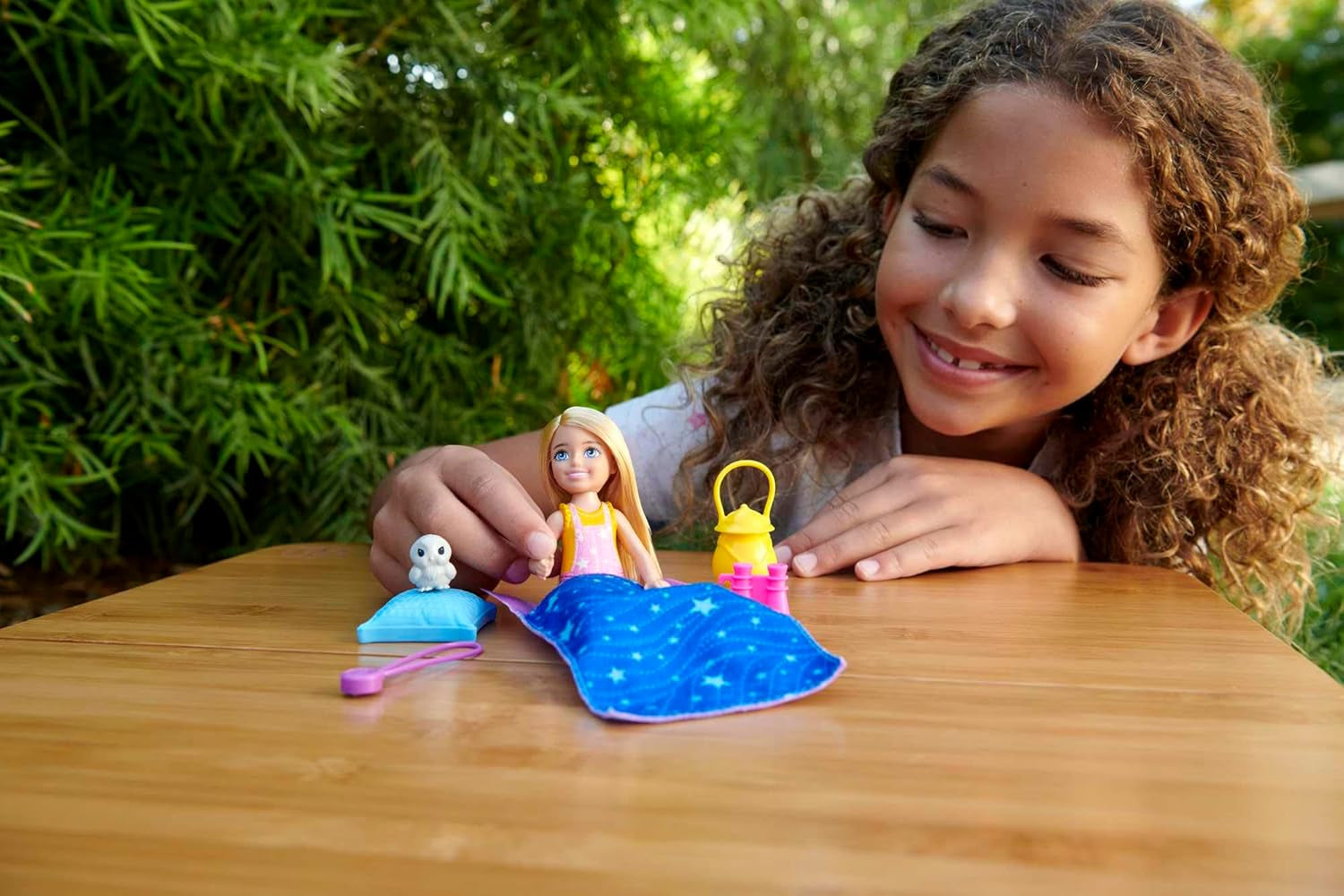 Barbie Chelsea Serie, Chelsea Camping Puppe mit blonden Haaren, Haustier Eule, Schlafsack, Kissen, Laterne, Fernglas, Camping Zubehör, Geschenk für Kinder, Spielzeug ab 3 Jahre, HDF77
