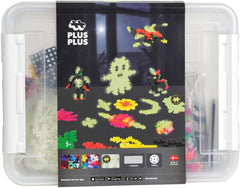 Plus-Plus 9603919 Geniales Konstruktionsspielzeug, Basic XXL Mega-Set, Glow in The Dark, Kreativ-Bausteine, 2000 Teile, Ab 5 Jahren