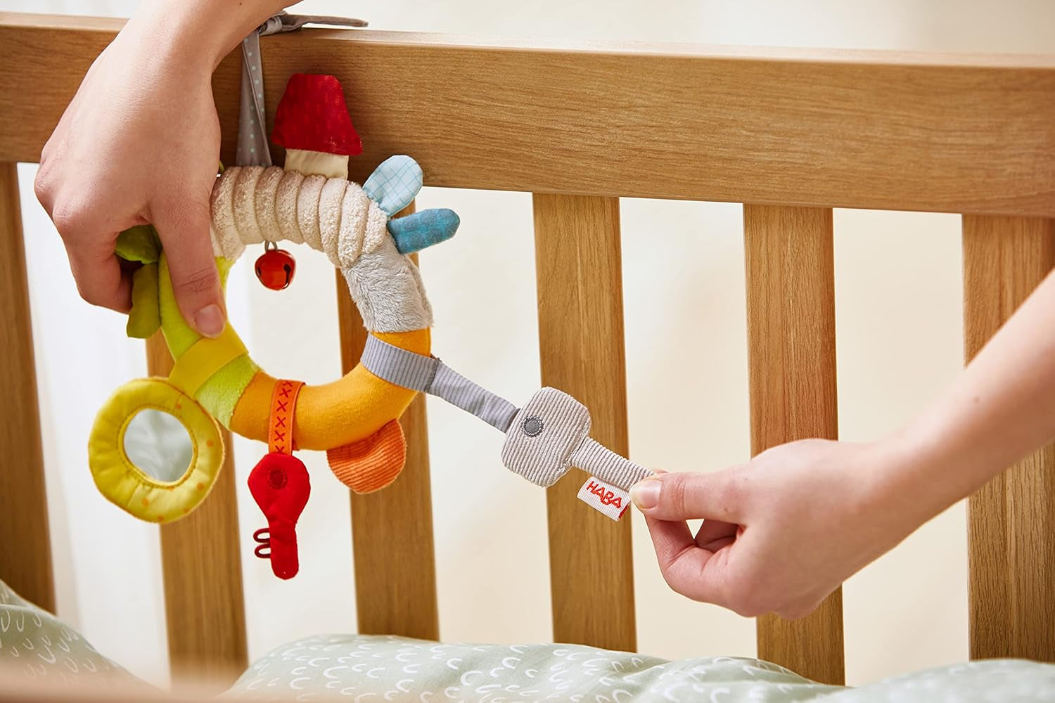 HABA 306453 - Figurine suspendue Premier jeu de clés, figurines mobiles et suspendues à partir de 6 mois Jouets bébé Naty Shop