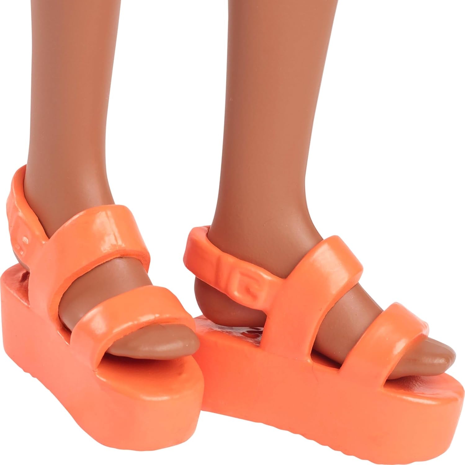 Poupée Barbie Fashionistas no. 233 aux cheveux noirs, robe midi à carreaux orange à fleurs roses, collier et sandales, HYT91
