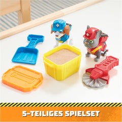 Rubble & Crew – Actionfiguren-Set mit Charger & Wheeler Hundefiguren, 2 Bauspielzeugen und 85g Kinetic Sand Build-it-Sand, Spielzeug geeignet für Kinder ab 3 Jahren