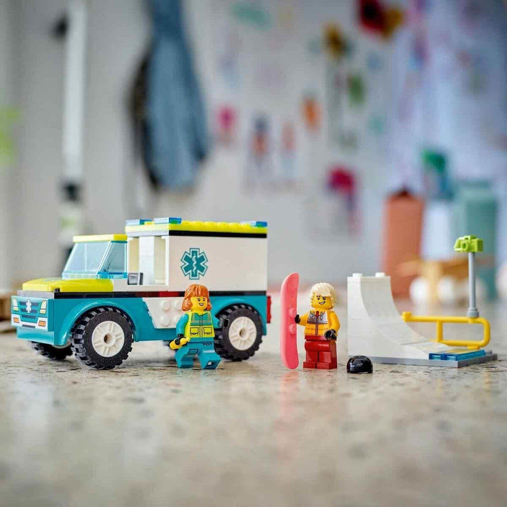 LEGO City Ambulance et snowboarder, Ambulance Playset avec voiture jouet et 2 figurines, figurine de snowboarder et paramédic, cadeau imaginatif pour garçons et filles à partir de 4 ans 60403 Jeux de construction Besuche den LEGO-Store