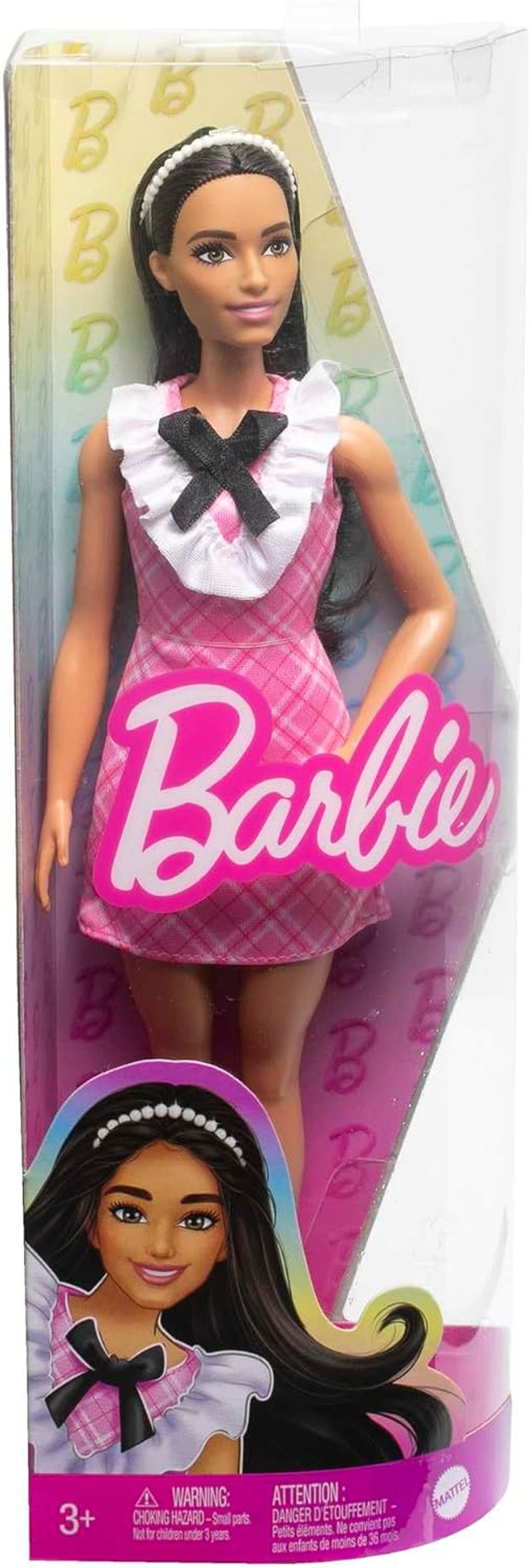 Poupée Barbie Fashionistas avec cheveux noirs et bandeau de perles portant une robe à carreaux rose avec nœud noir et col à volants pour 3 ans et plus HJT06