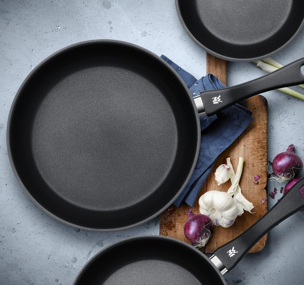 WMF Devil, induction, acier inoxydable recouvert de Cromargan, poignée en plastique Casseroles et poêles Naty Shop