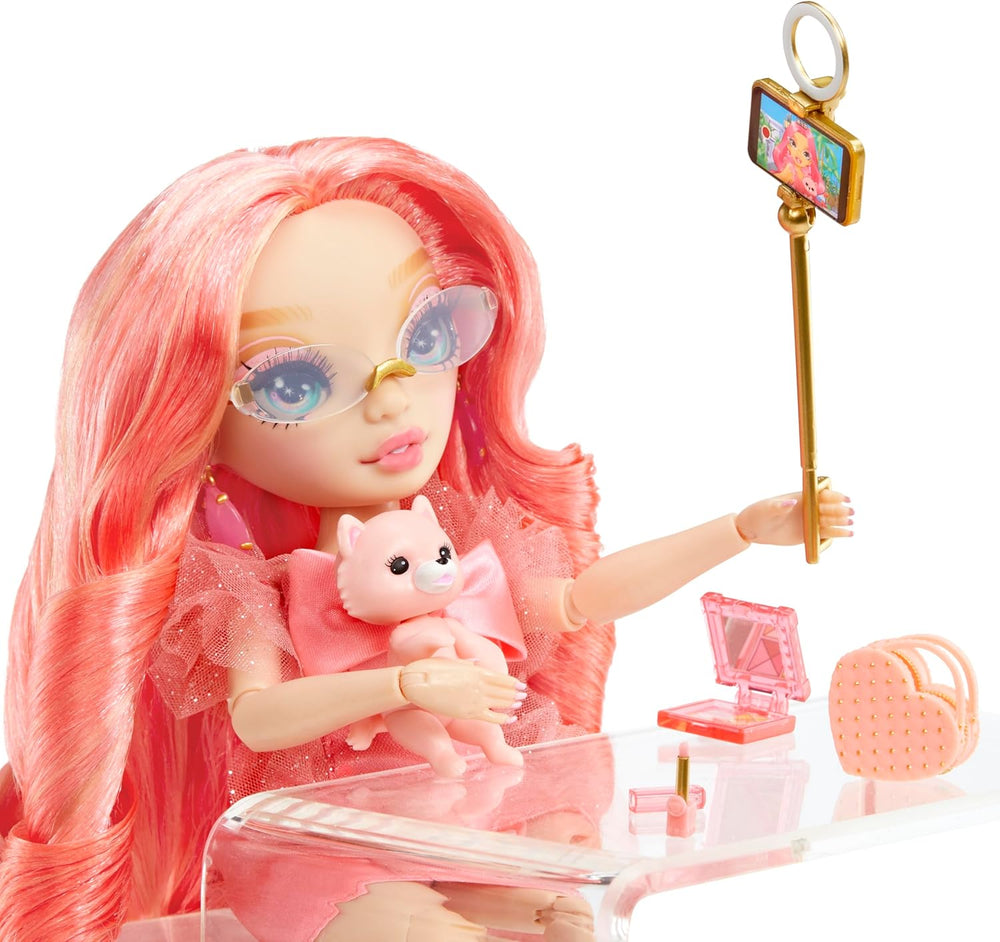Rainbow High Fashion Doll - Pinkly Paige - Poupée mannequin rose dans une tenue tendance - avec des lunettes et plus de 10 accessoires de jeu colorés - Idéale pour les 4-12 ans et les collectionneurs