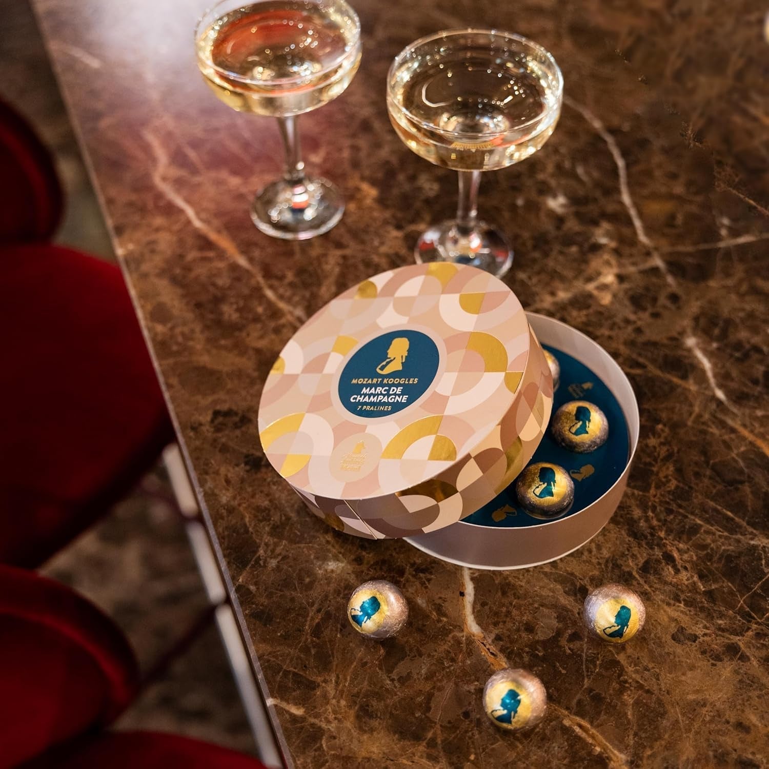 Boules Mozart au chocolat noir, fourrées à la pâte d'amande, aux amandes, aux noisettes et à la crème de pain d'épices noire, 119 grammes Naty Shop Chocolates