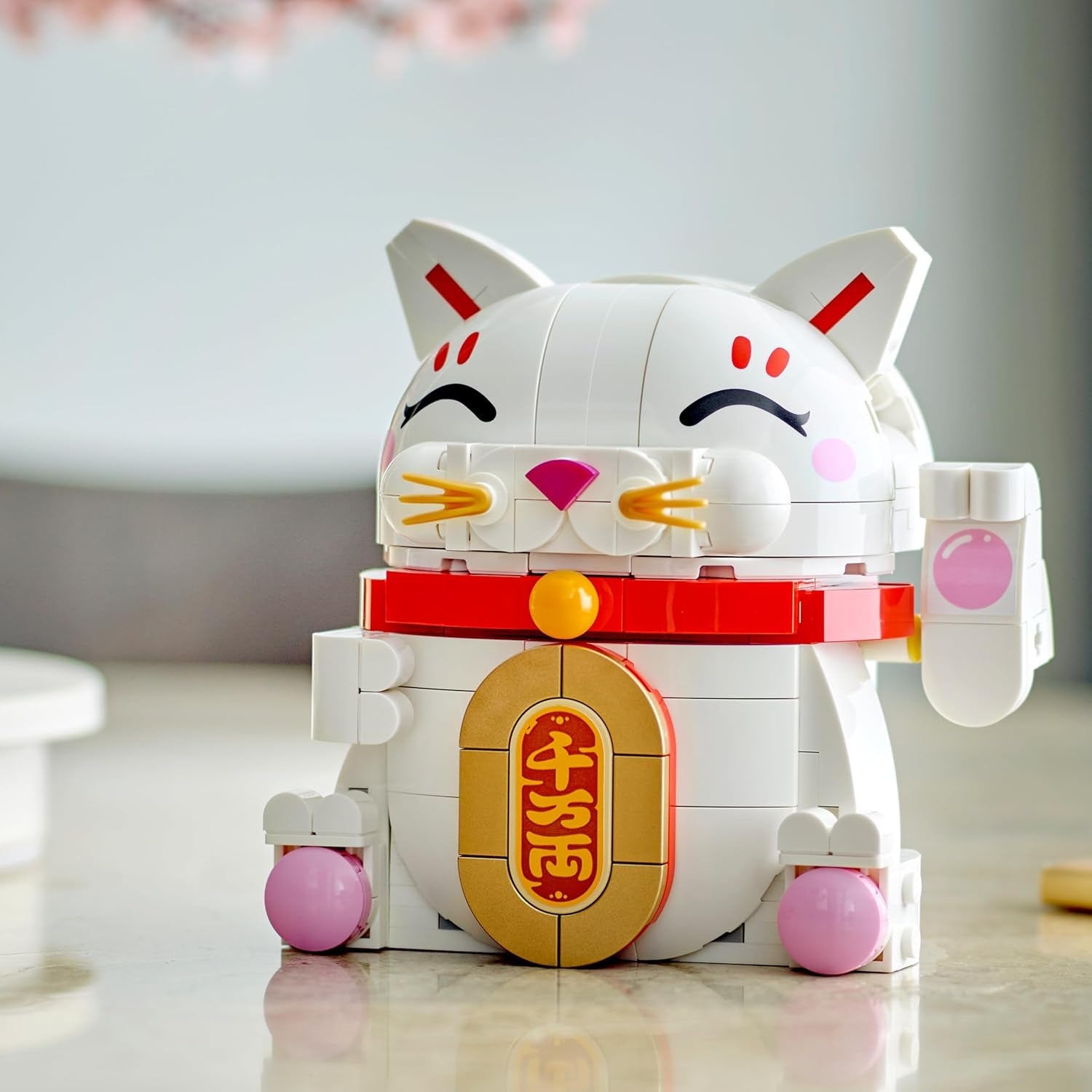 LEGO Glückskatze - Bauset für Erwachsene - Modellbau mit Tierfigur mit winkender Pfote sowie Goldmünze - Katzenfigur zum Bauen - DIY Deko Set - Kreatives Geschenk für Kinder & Erwachsene - 40813