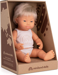 Miniland Dolls : poupée européenne Babypuppe Young, blonde, trisomique en vinyle blanc, 38 cm, présentée avec des vêtements dans une boîte de rangement (31263)