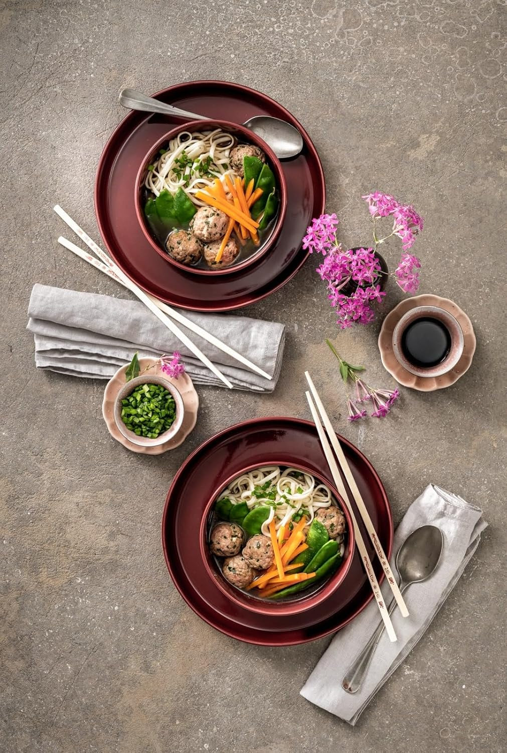 Nouilles Ramen Wan Kwai 300g – Saveur authentique pour la cuisine asiatique. Ingrédients polyvalents, rapides à préparer et de haute qualité. Idéal pour les soupes et les plats au wok.