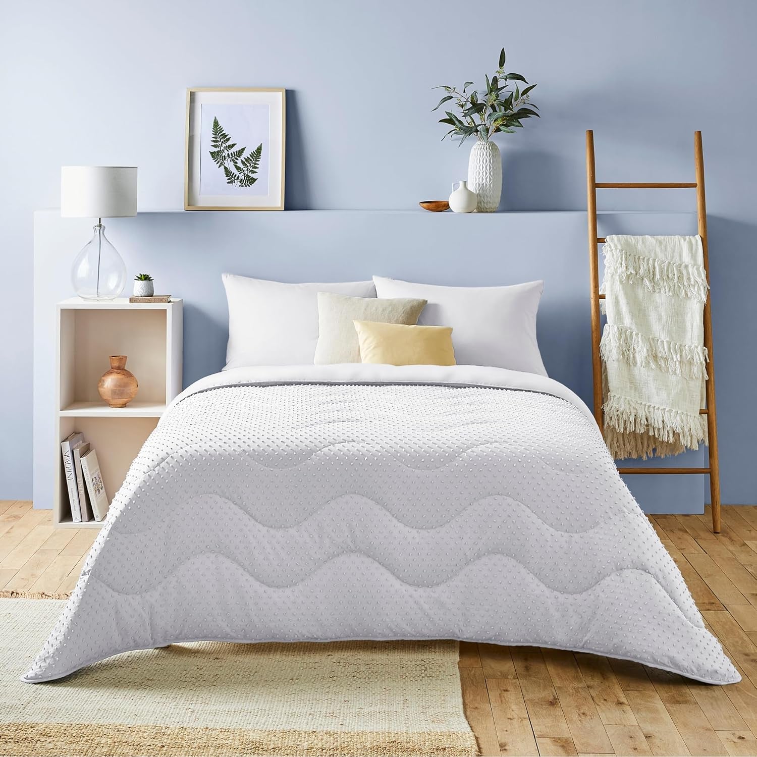 Naty Shop Couette sans housse, 4,5 tog, king size, collection tuftée à pois, literie de luxe, hypoallergénique, lavable en machine, couettes et édredons sable chaud Naty Shop, lit double blanc